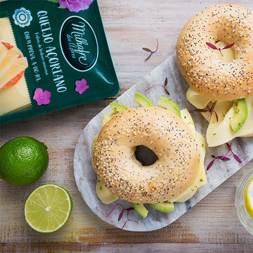 Bagel com queijo fatiado