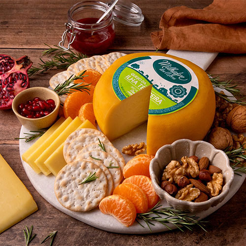 tábua de queijos com bolachas, frutos secos e laranja